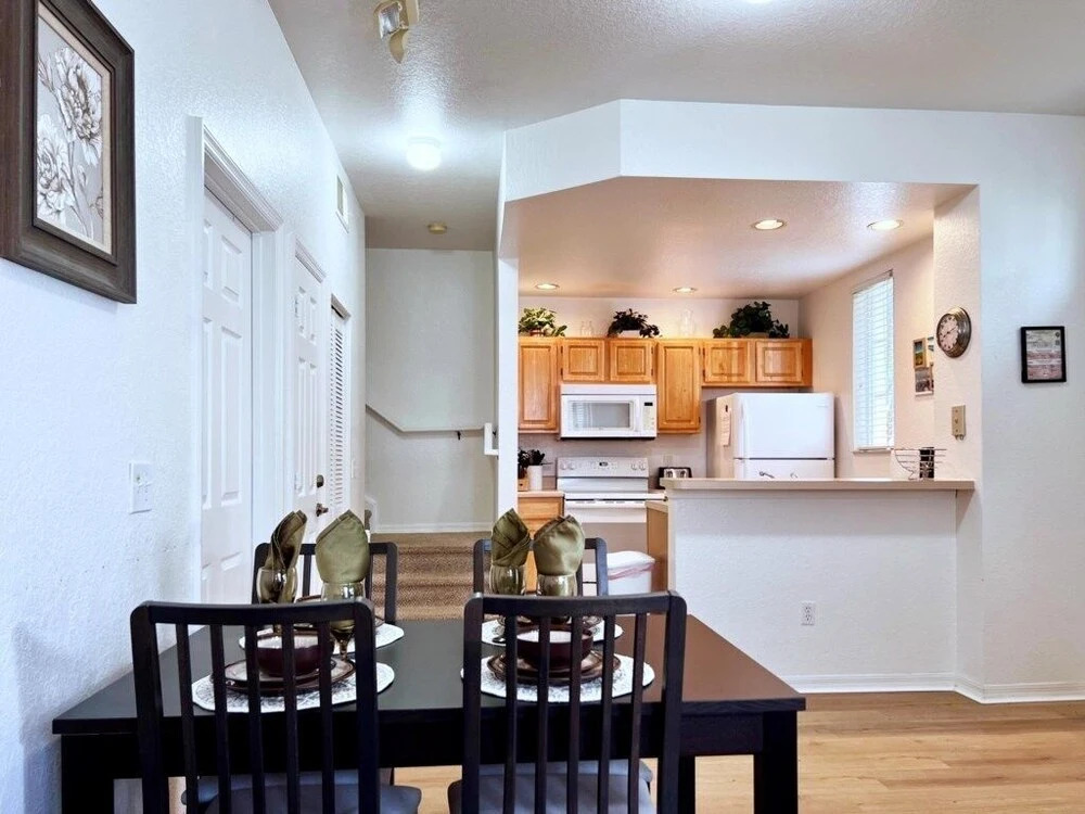 Lovely Family Townhome In Great Location-2200scd 4 Bedroom Townhouse by RedAwning