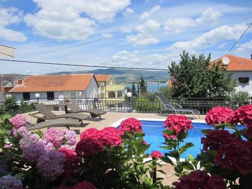 Maca Apartments & Suites with Heated pool near beach 50m