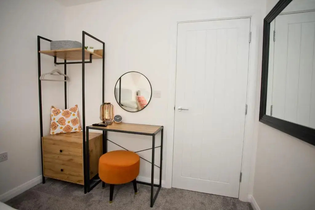 Stylish 2 Bedroom Apt - Parking - 5 Mins walk to Beach