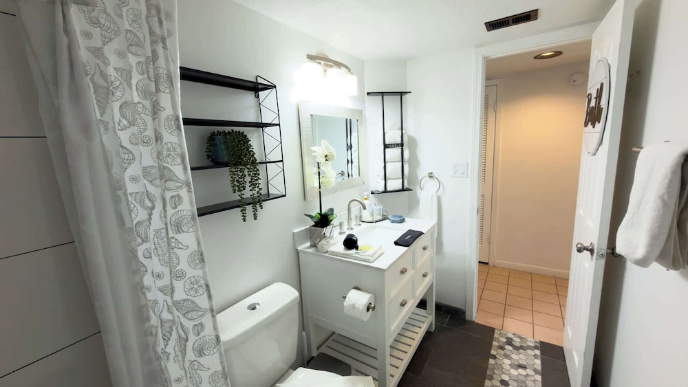 Walkable Location - 99 Steps to Beach - Pool