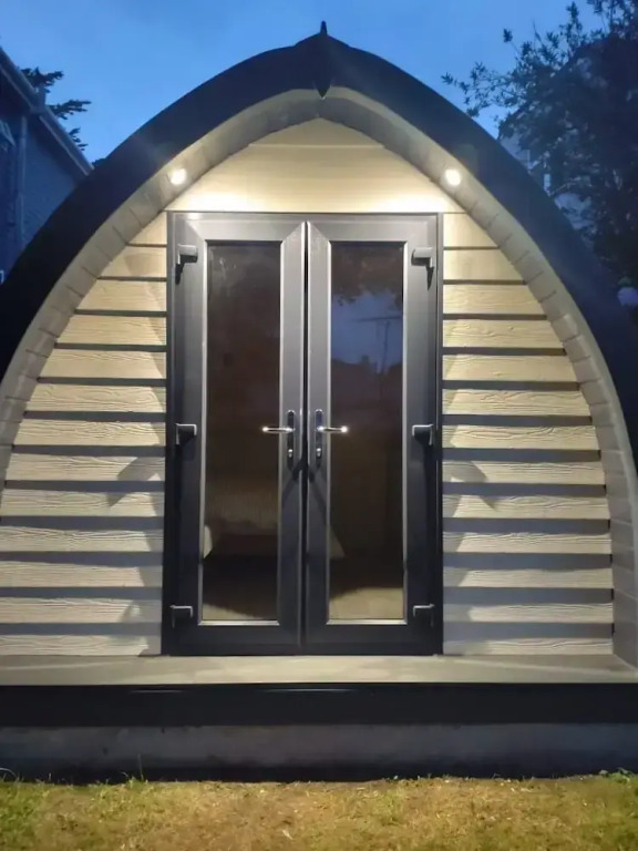 Beautiful and Cosy Garden Pod Saintives
