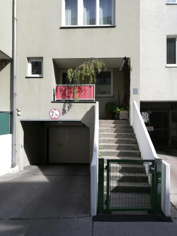 Room in maisonette with garden, parking place
