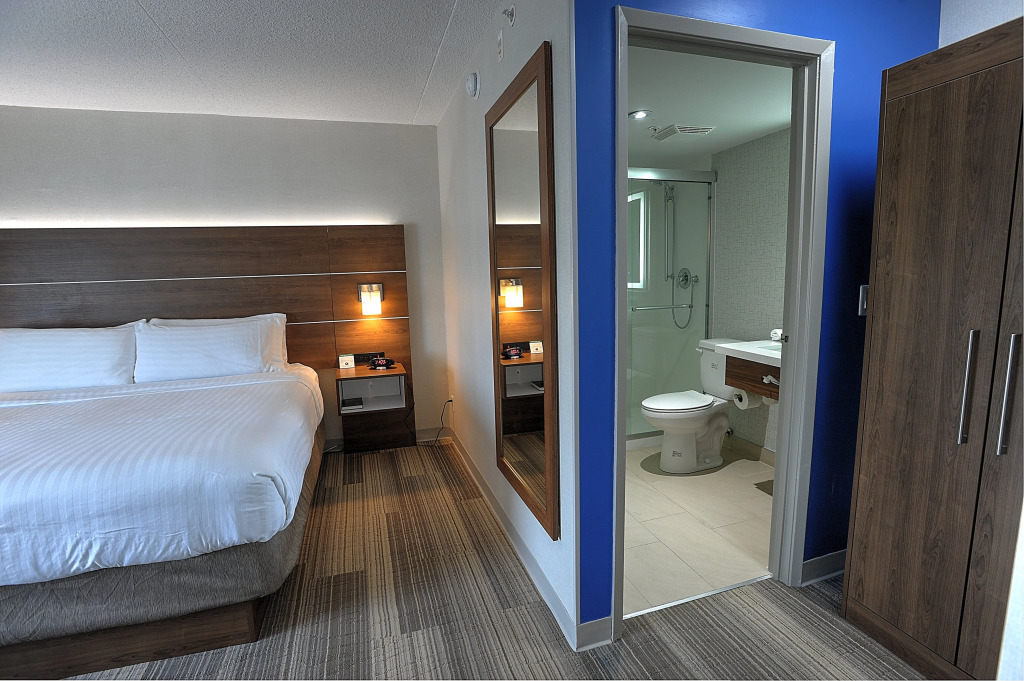 Holiday Inn Express & Suites Toronto Airport West by IHG