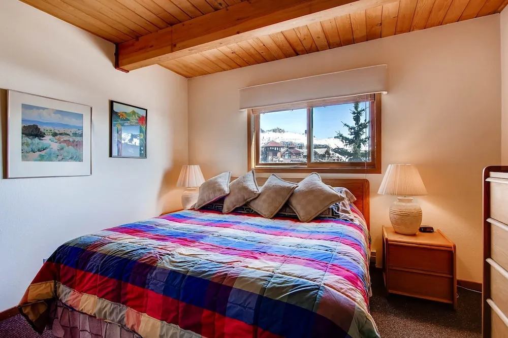 1 Br With Amazing Views Of Mountain Range 1 Bedroom Condo - No Cleaning Fee! by RedAwning