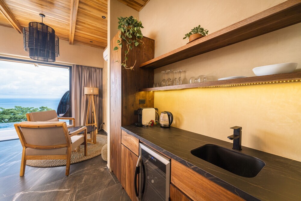 LALOON Luxury Suites