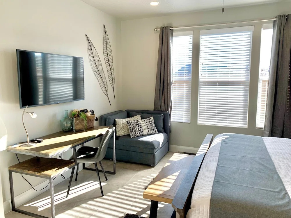 Desert Living 5 Bedroom Home by RedAwning