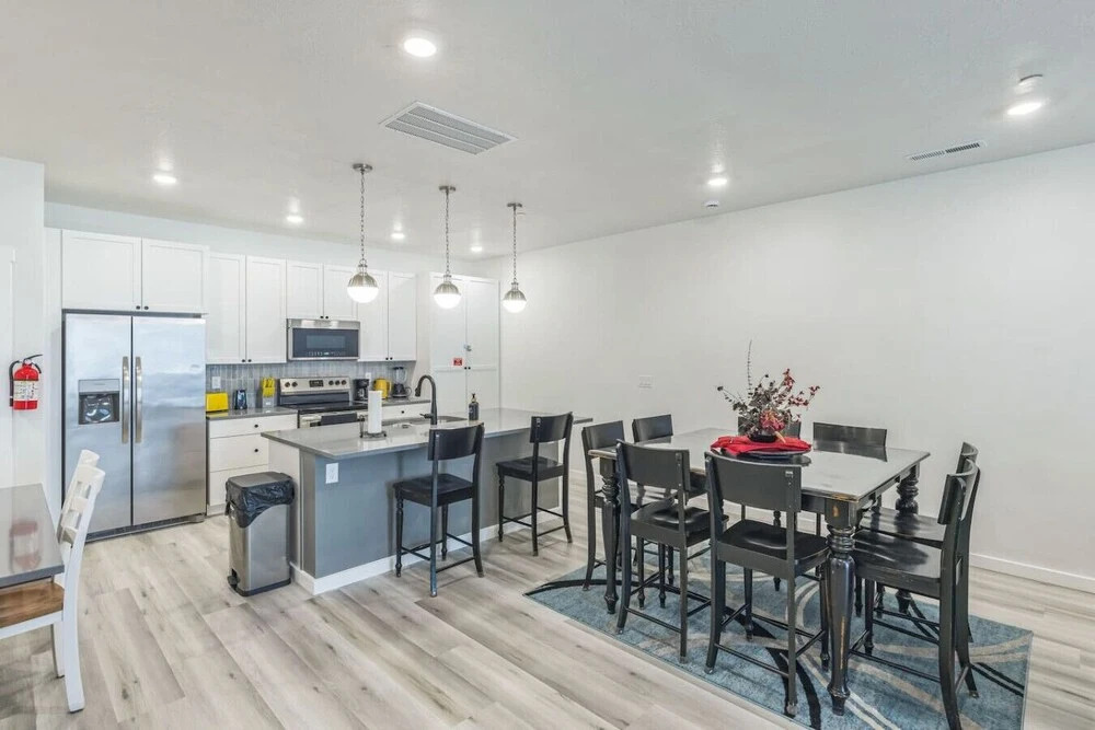 485 Rooftop Hot Tub - Sleeps 24