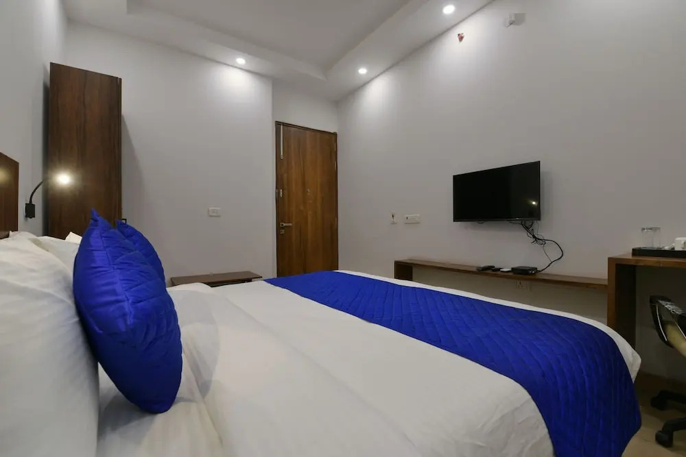 Townhouse Golden Frame near sec 62 noida