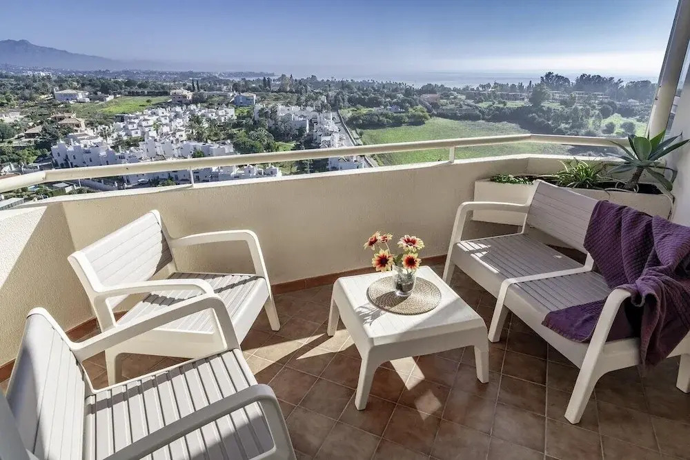 LL- 1 bedroom apt close to Laguna Village Estepona