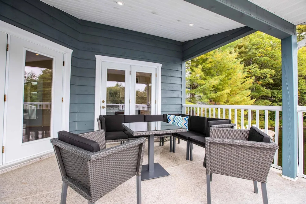 Wildflower Cottage A Fantastic boat access family cottage with a spectacular 500' of waterfront!