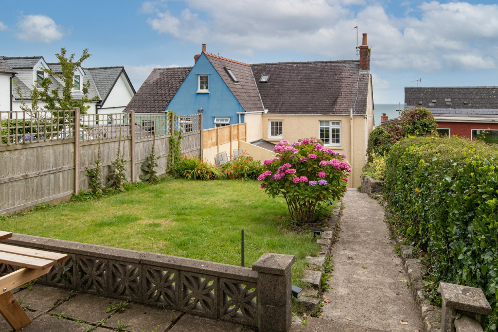 Ivydene - Beautiful Cottage, Stone Throw from Beach, Wonderful Sea Views