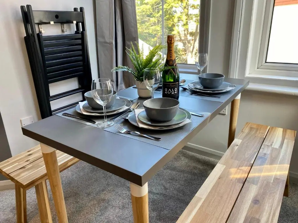 Trendy Stylish Apartment! - 5 Minute Walk to the Best Beach! - Great Location - Parking - Netflix - Fast WiFi - Smart TV - Newly decorated - sleeps up to 6! Close to Bournemouth & Poole Town Centre & Sandbanks