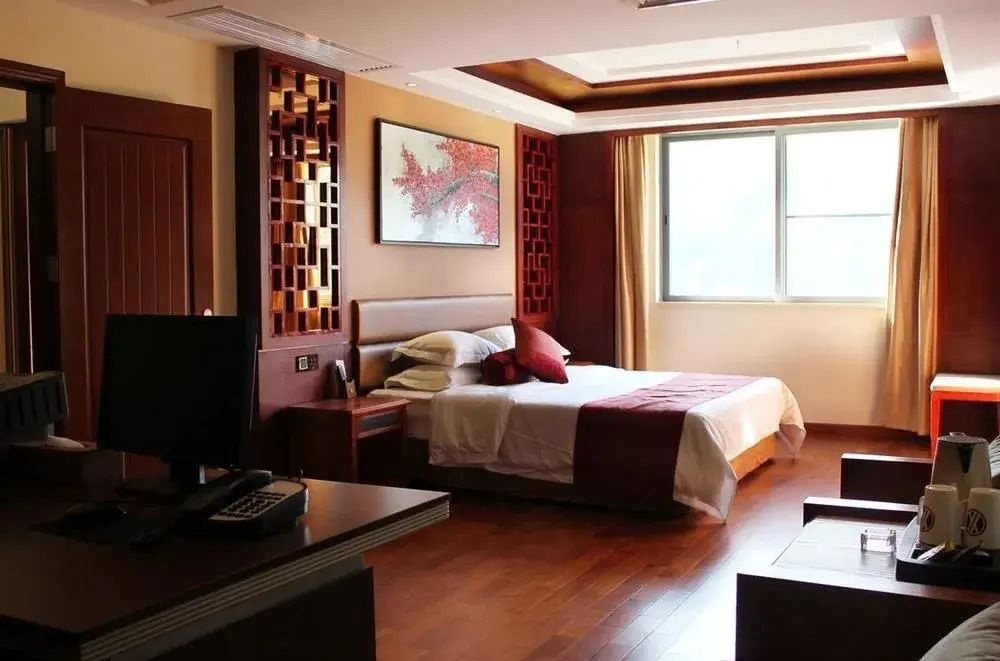Yihua Riverview Hot Spring Holiday Hotel