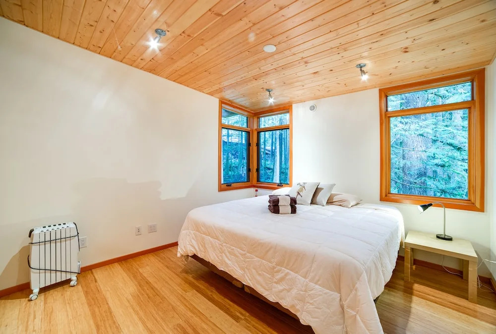 Glacier Springs Cabin #42 - Modern and Rustic All In One...For You and Fido Too!