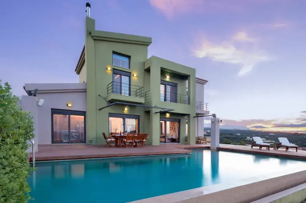 Mountainside Villa w Pool gym 500m to the Beach