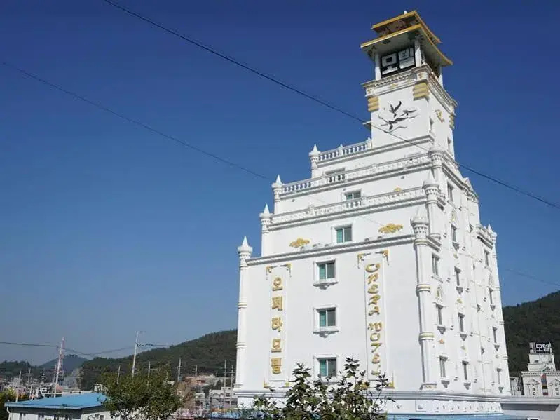 Opera Motel