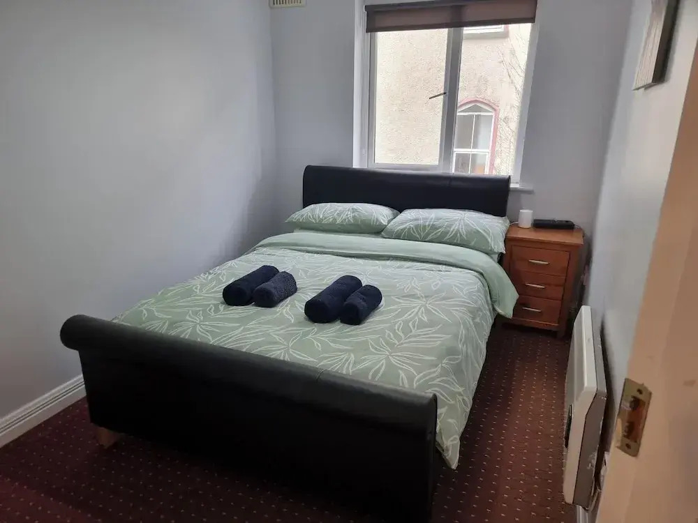 3 Bedrooms - Sleep 7 - Garden - Private Parking