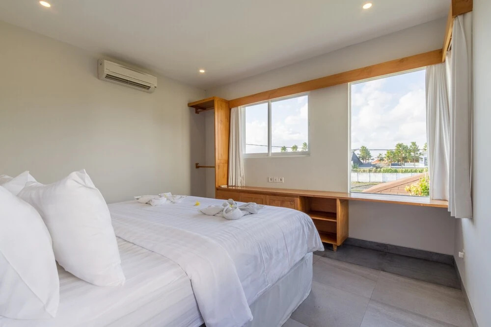 Villa Nestor - New Contemporary 3bd villa next to the Beach