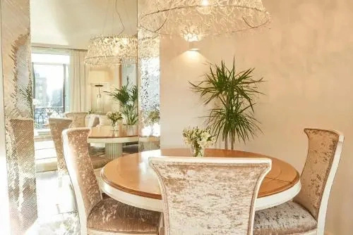 Deluxe Apt-Views to historic Maria Cristina Hotel