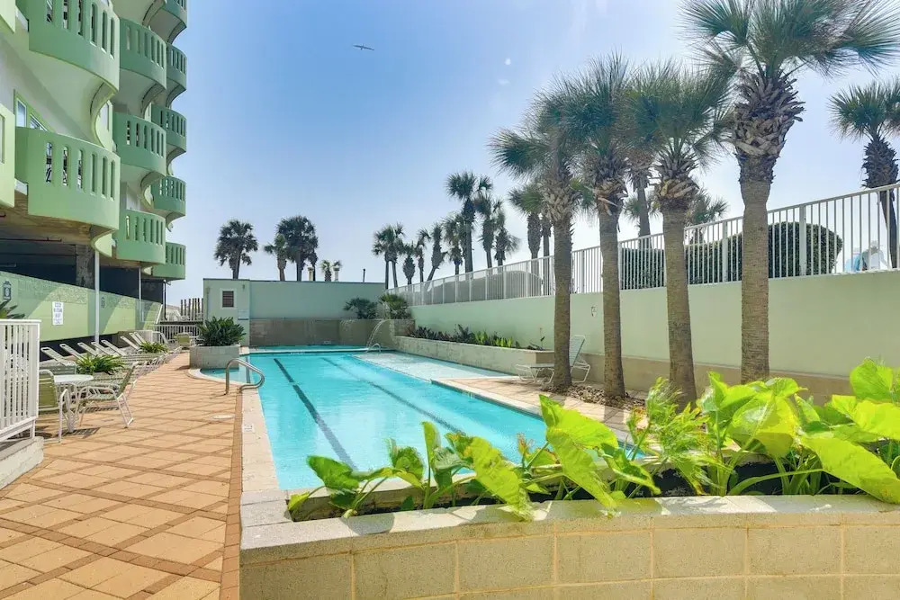 Pool Access, Walk to Beach: Galveston Condo!