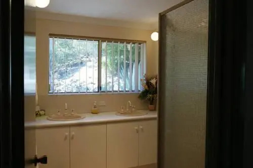 Eleebana Guest House