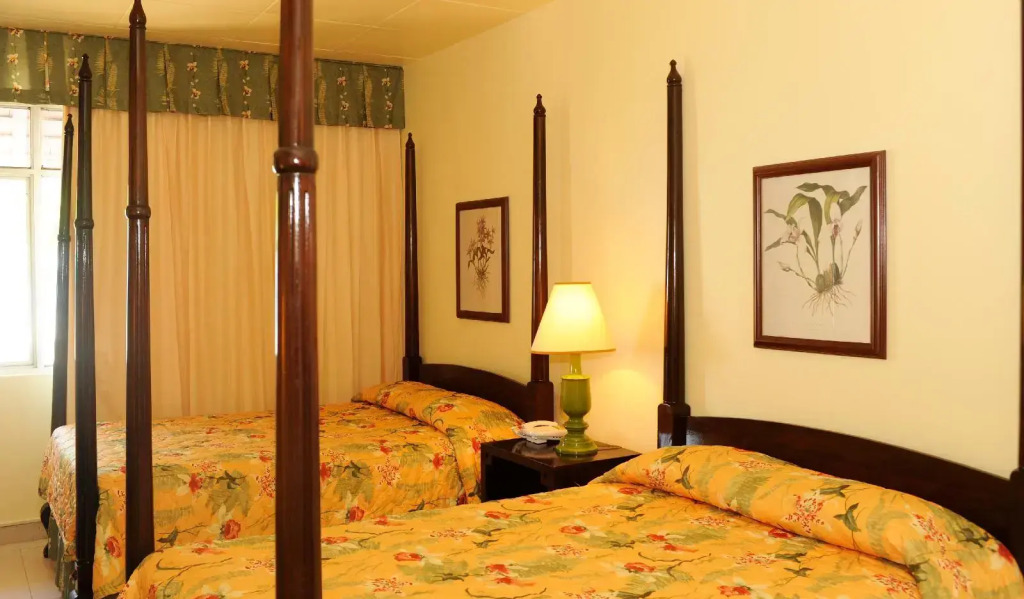 Shaw Park Beach Hotel