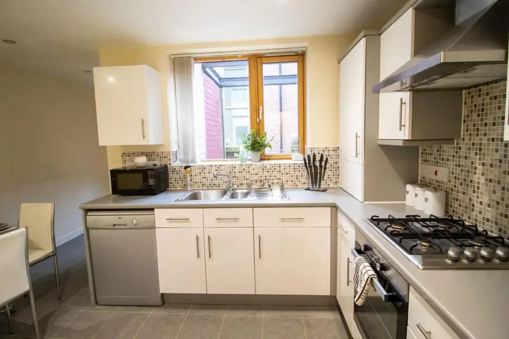 Large Modern Contractor House with Balcony & Private Parking - CMK by Comfy Workers