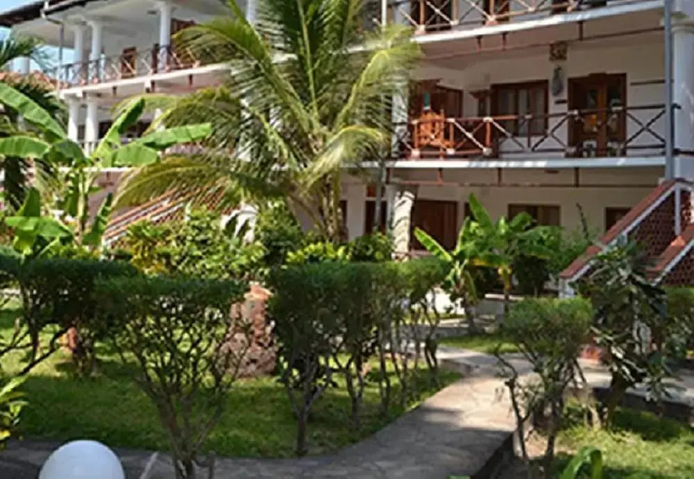 Room in Guest Room - Beautiful Ascot Residence Right on White Sandy Beach