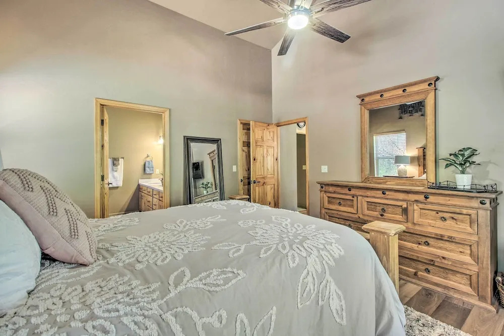 Wooded Hideaway! Spacious Show Low Log Cabin