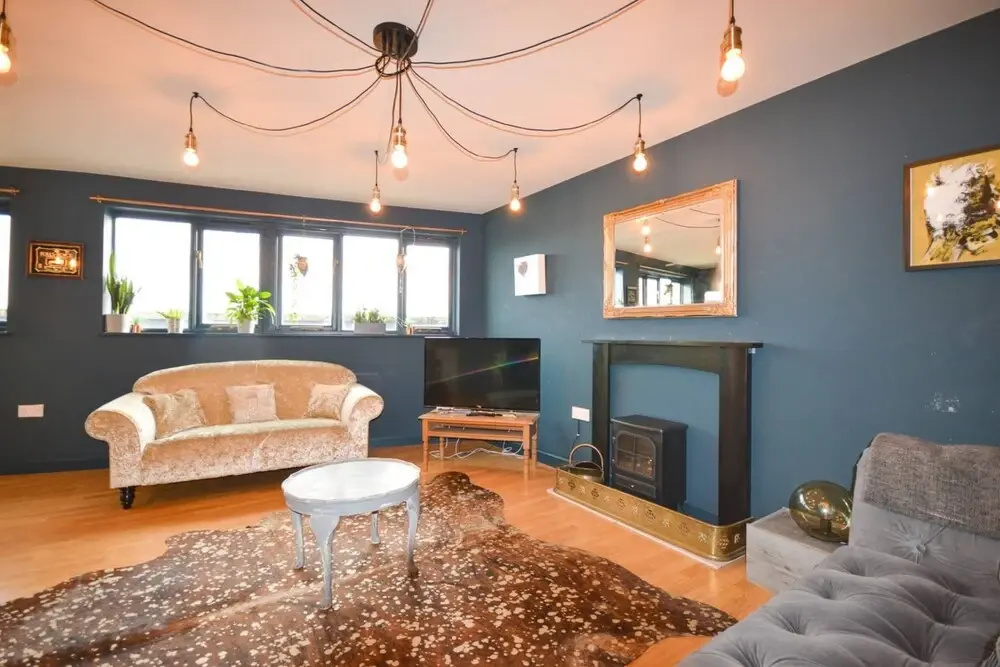 Contemporary 2 Bedroom Midland Mews Apartment