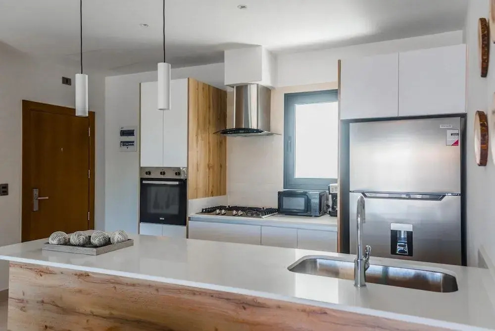 Brand new Luxury Condo With Private Picuzzi 1 Block From the Beach