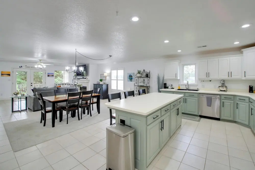 Lakefront Hot Springs Condo w/ Dock Access & Views