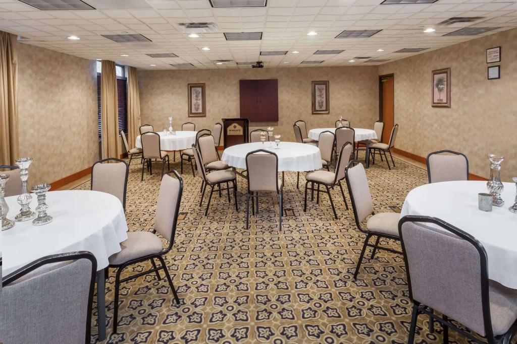 Wingate by Wyndham Peoria - Complimentary Area Shuttle
