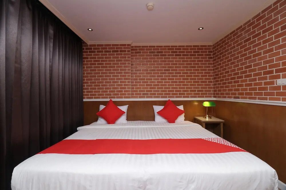 OYO 114 BB Boutique Ekamai Hotel