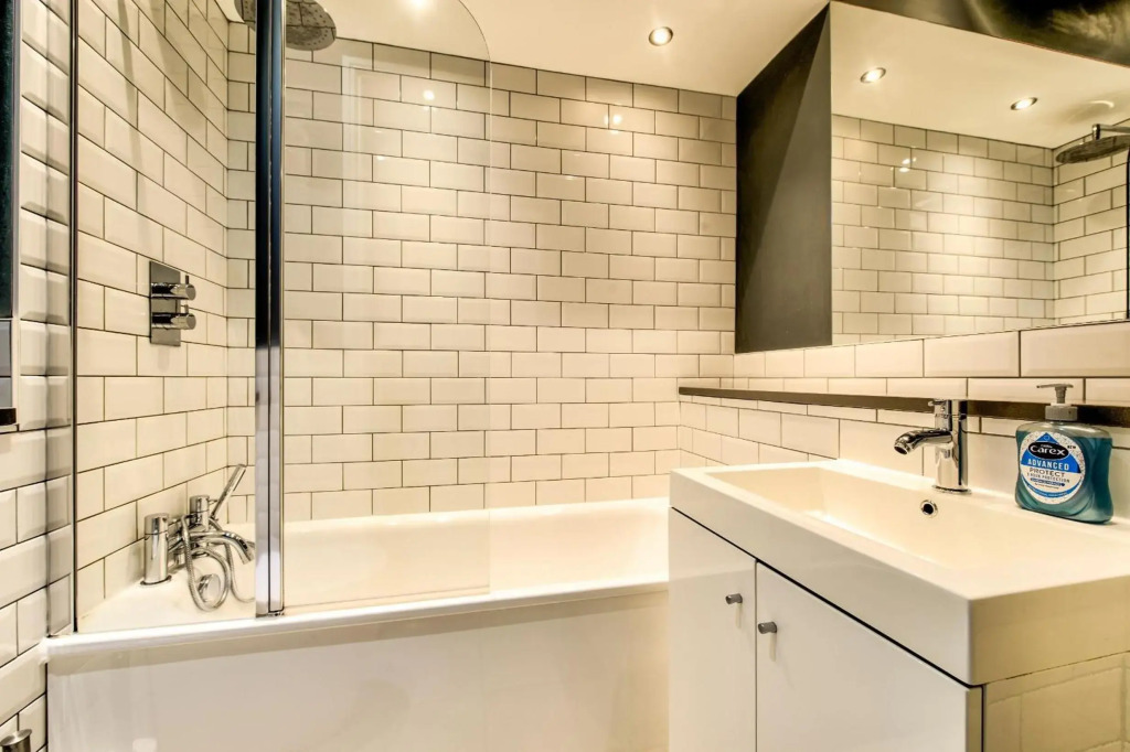 Bright and Spacious 4-bedroom Apart in Stockbridge
