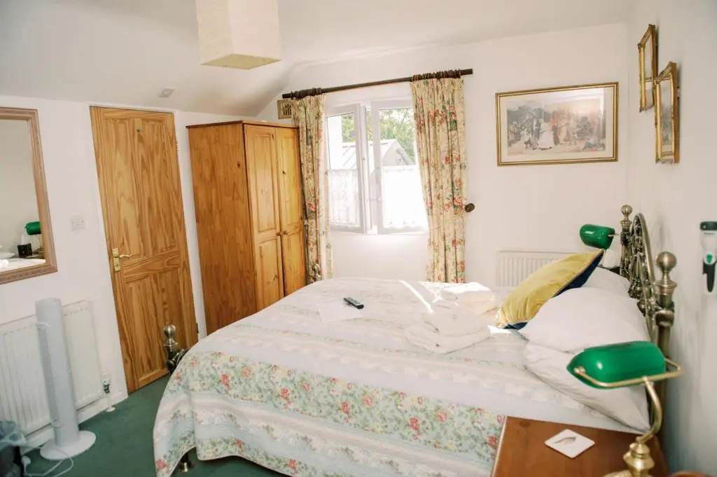 4 Lyndhurst Rd