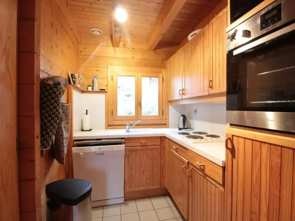 Chalet équipé avec poêle et garage, proche centre et remontées mécaniques - FR-1-572-107