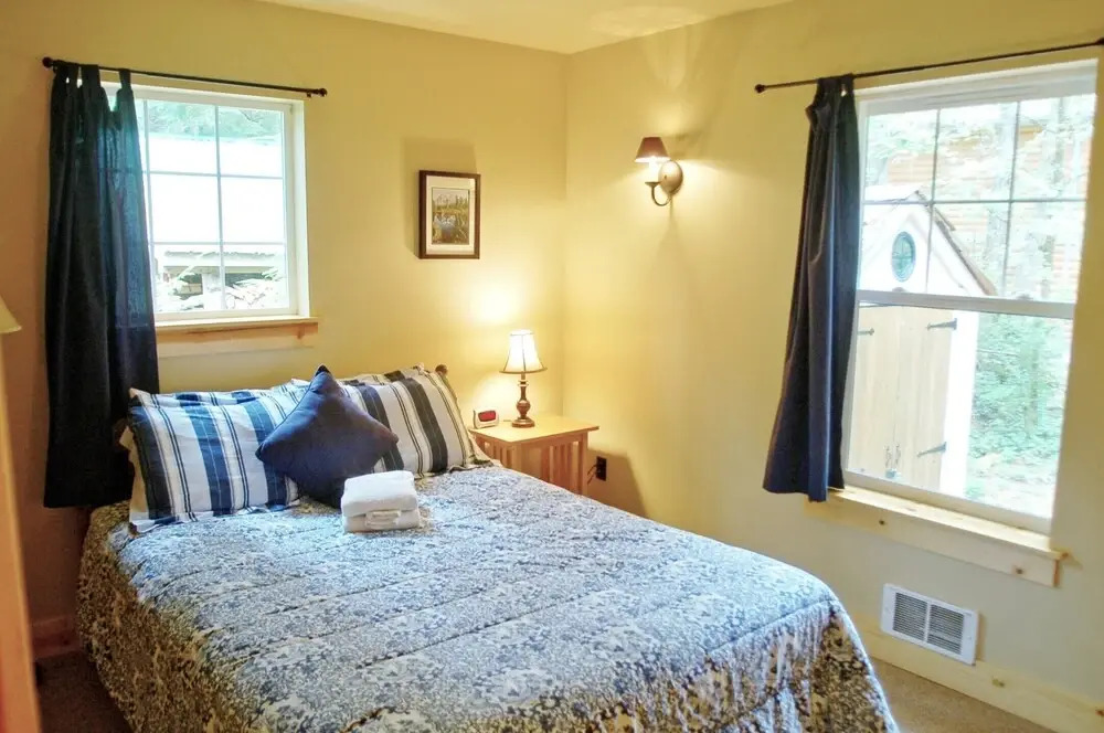 Glacier Springs Cabin 2bedrooms, 2 Baths - hot tub & Pet Friendly!
