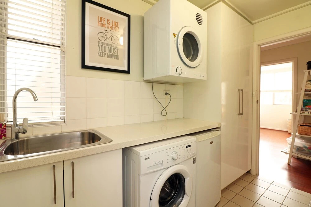 Colour Pop Fitzroy - Pets, Parking, Balcony, 3bdrm