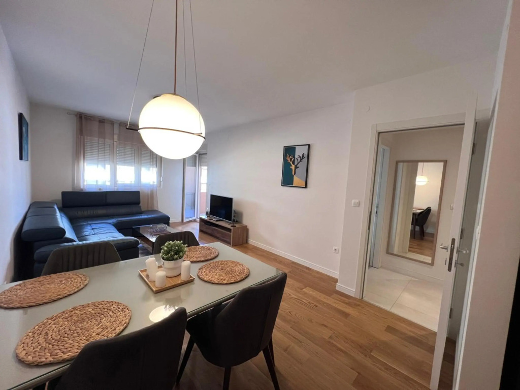 White Homes Apartments • Central Point