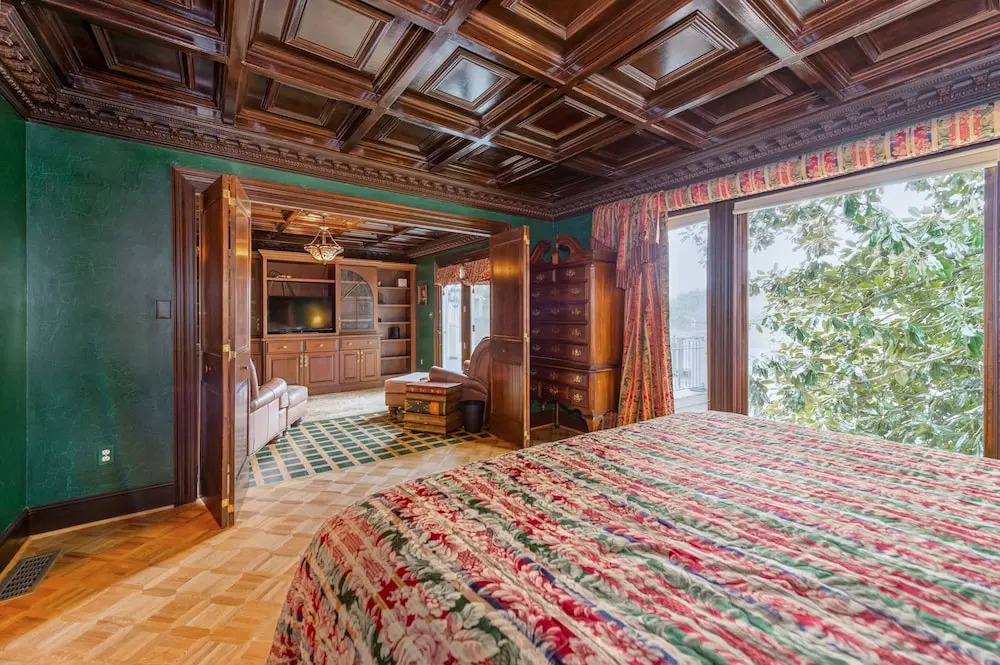 Magnificant & Private Lakefront 5 Bedroom Home