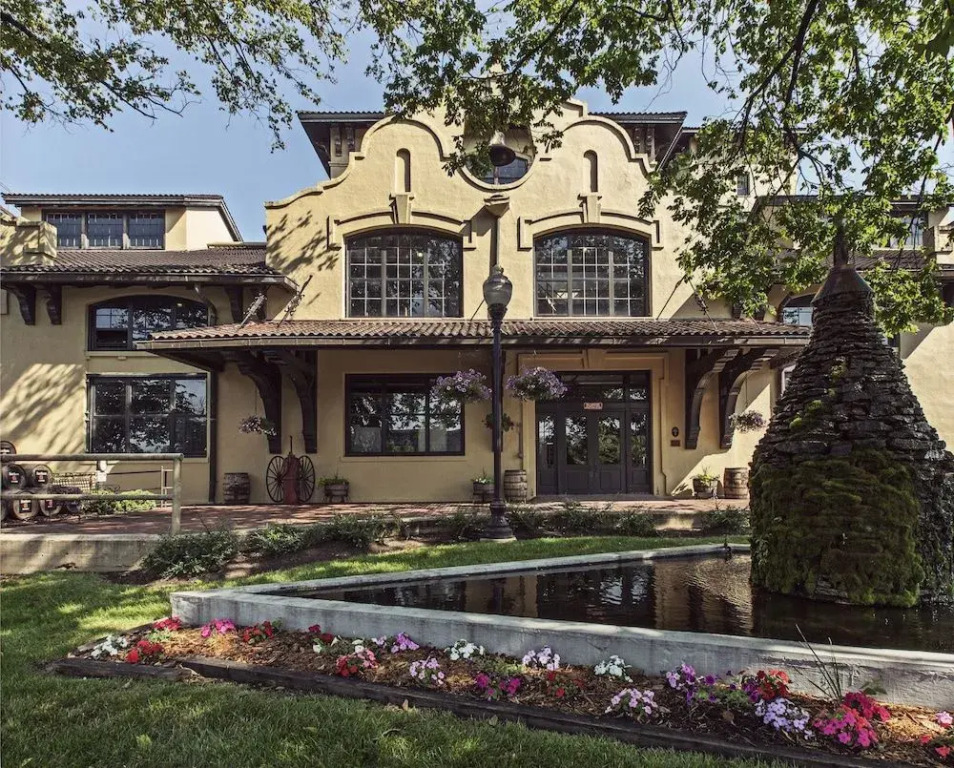 1851 Historic Maple Hill Manor B&B