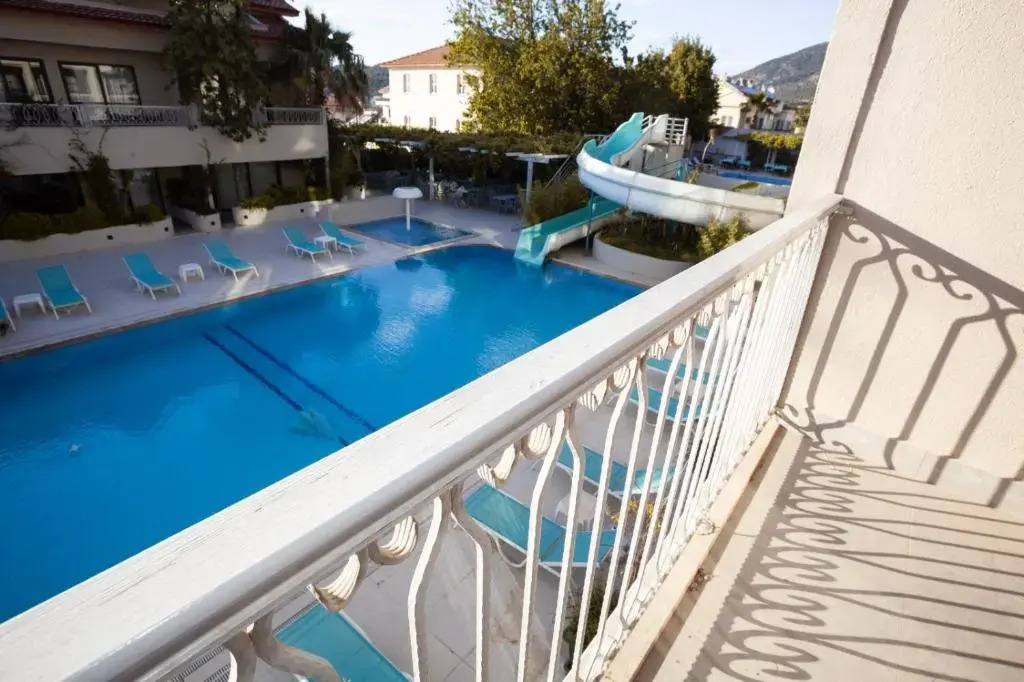 1 Room, Luxury shared pool apartment