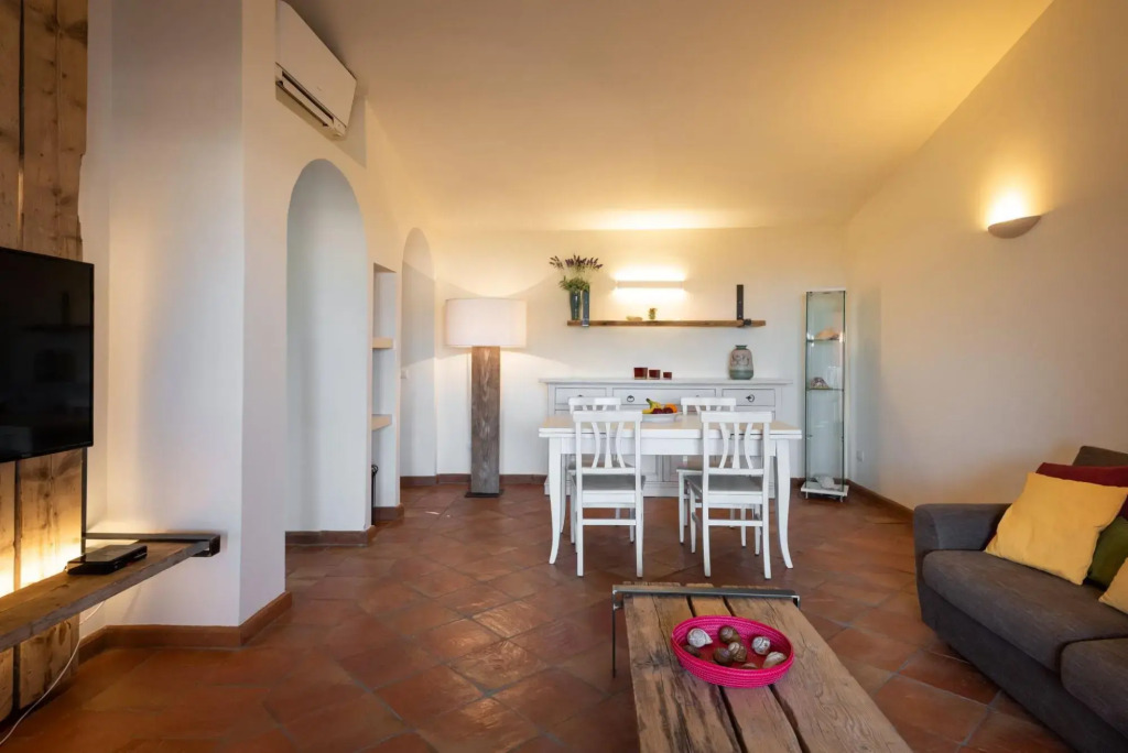 It has a double room with a double bed, a bathroom, large living room with sofa bed (1,40 m - for 1-MOLARA 2_PT