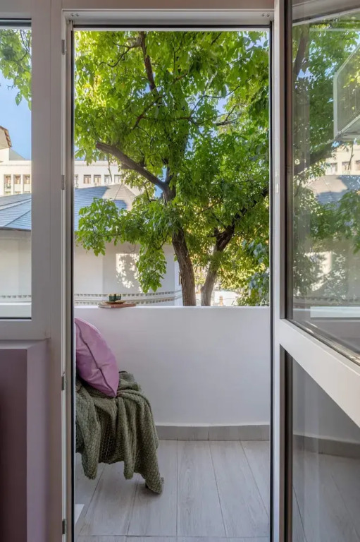 Delightful University Square 1BR, Balcony Church Views