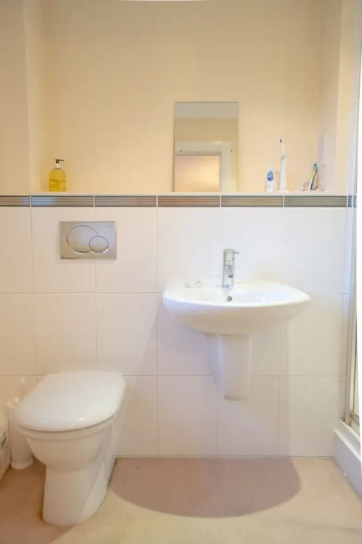Bright 2 Bedroom Flat With Parking in Oxford