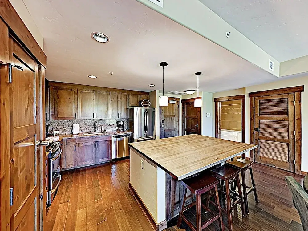New Listing! Mountain-view W/ Pool & Gondola 2 Bedroom Condo