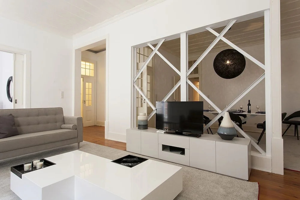ALTIDO Elegant 3BR Apt w/workspace in Chiado