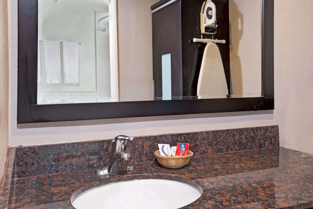 Super 8 by Wyndham Los Angeles-Culver City Area