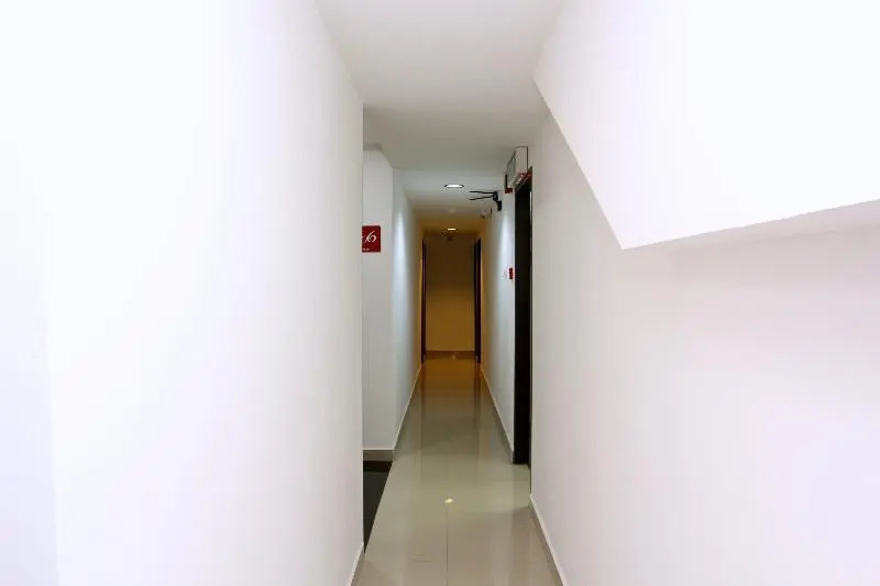 OYO 44054 Holiday Mansion Inn